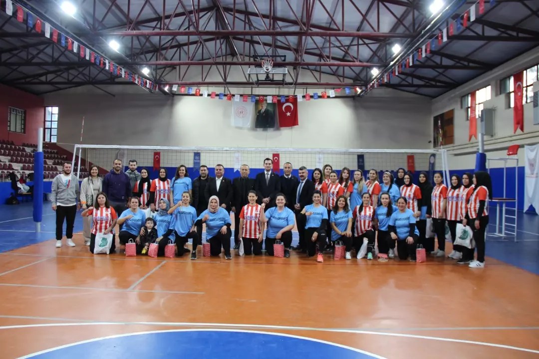 Kaymakamımız Sn.Mert ÇANGA: Gençlik Spor İlçe Müdürlükleri iş birliğiyle spor salonunda düzenlenen voleybol Müsabakasını izledi .