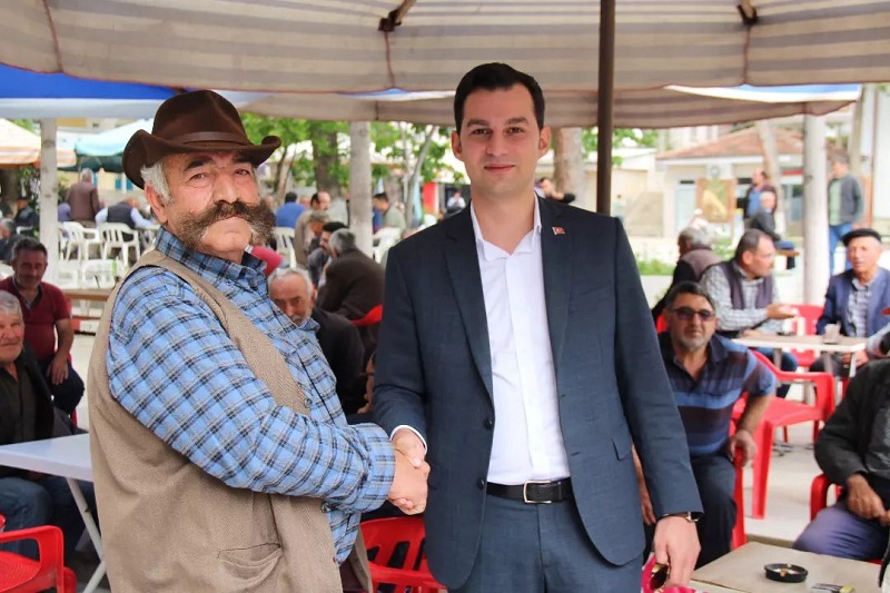 Kaymakamımız Sn. Mert ÇANGA: İlçemiz Atatürk Parkında vatandaşlar ile bir araya gelerek sohbet etti.
