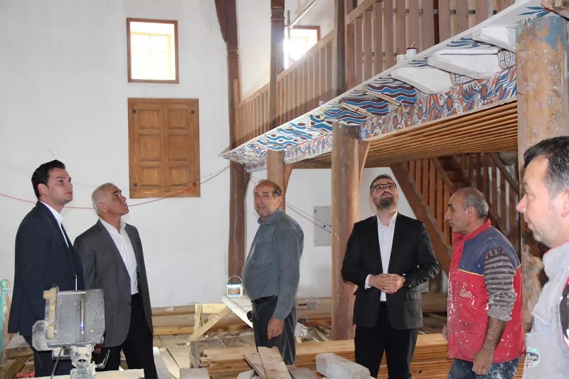 Kaymakamımız Sn. Mert ÇANGA:İlçemiz Hüseyinler Mahallesinde  Restorasyonu devam eden Savranzade Caminde yerinde incelemeler yaptı
